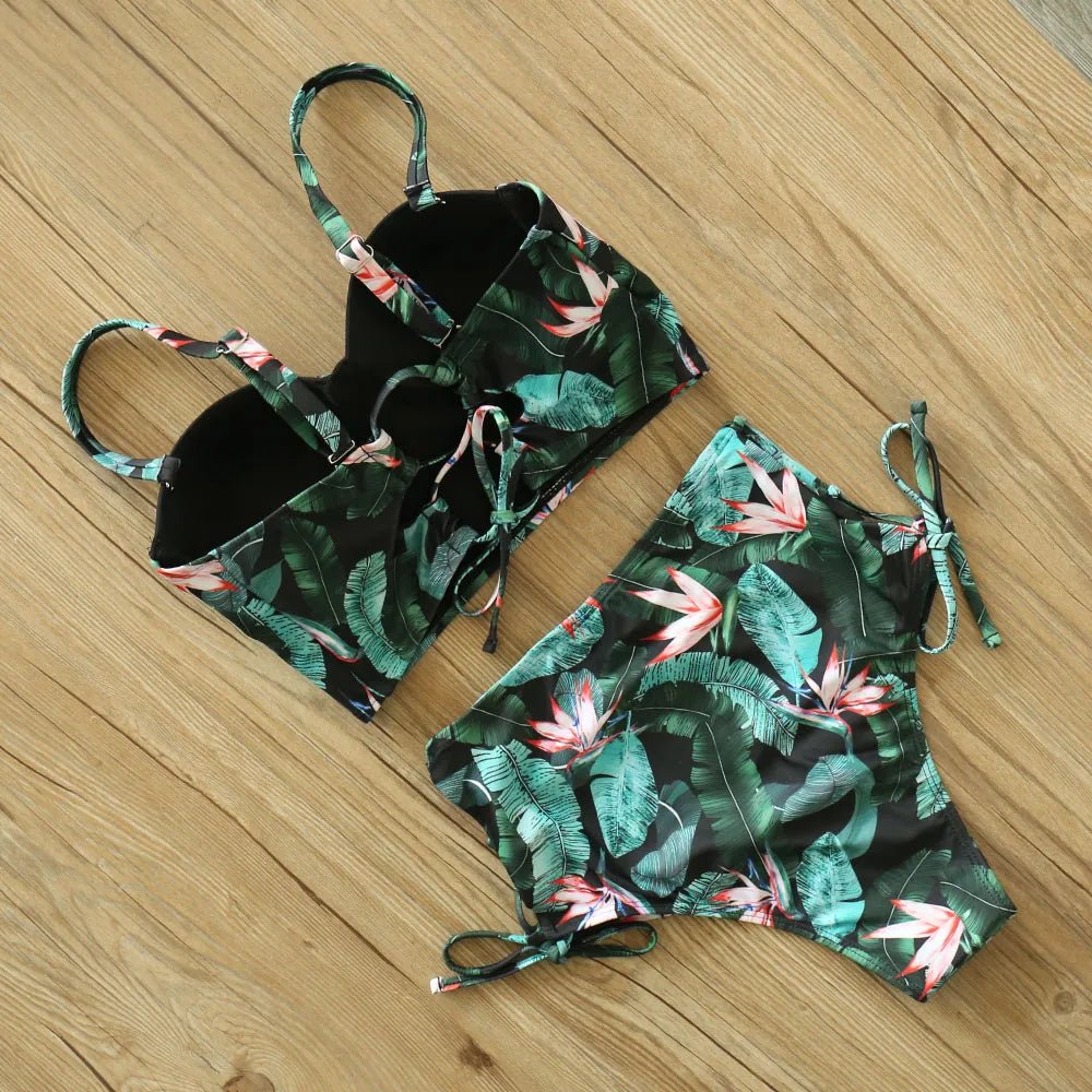 Bikini Mujer Tiro Alto 2025 – Estampado de Hojas Estilo Retro